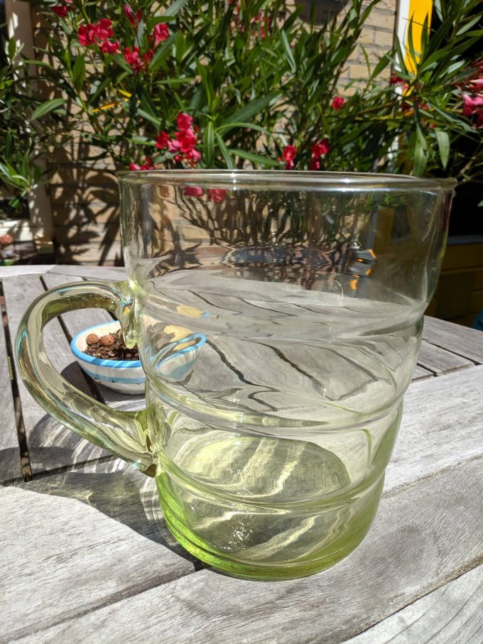 Waterkan groen glas. 1