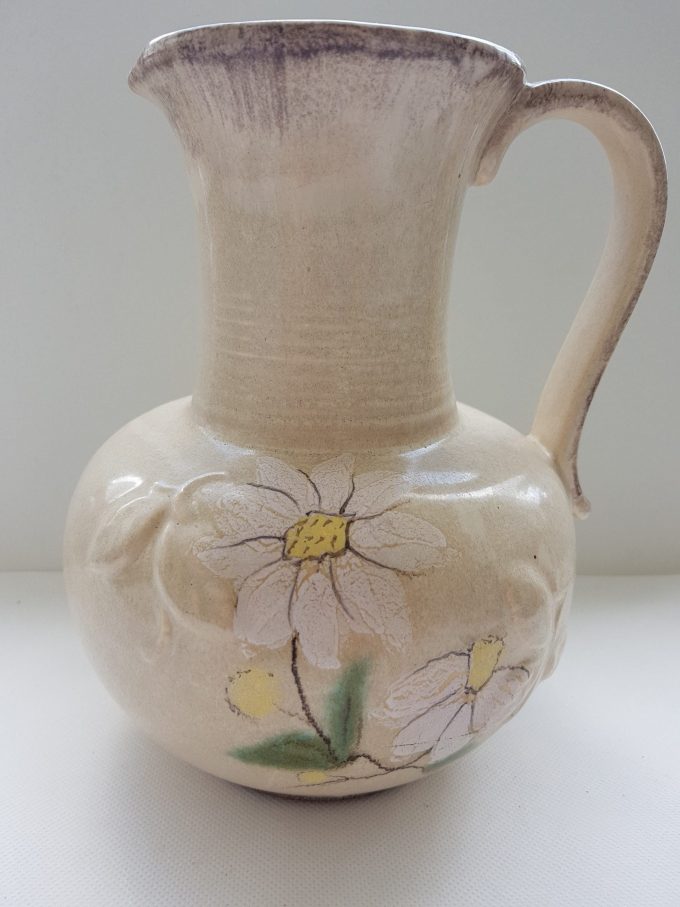 Elsterwerda Keramik 1425-3 Germany. Schenkkan water, met bloemmotief. 1