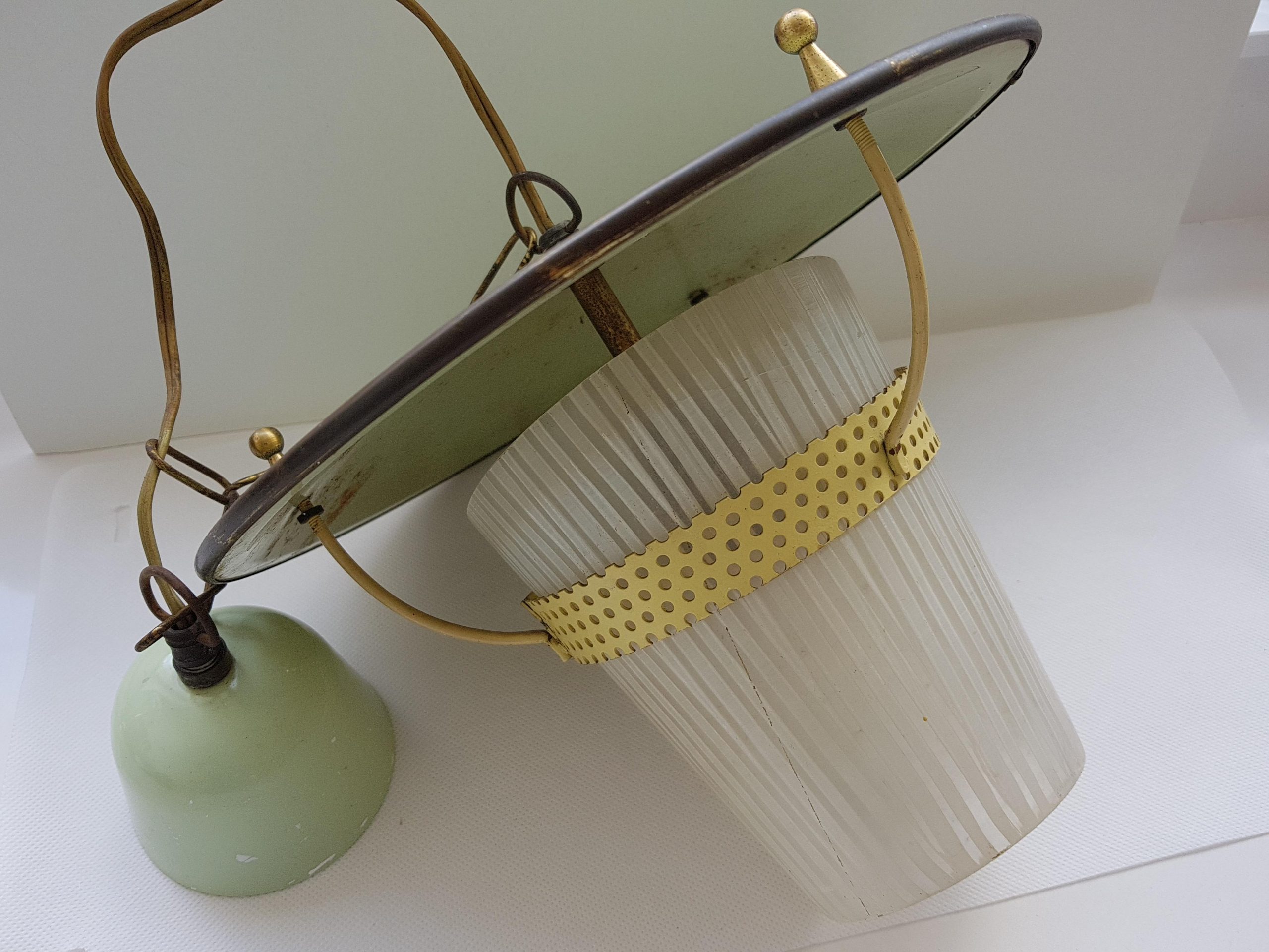 Philips?? Vintage hanglamp . Groen met gele rand met glazen kapje. Vintage Webshop SennaBenna