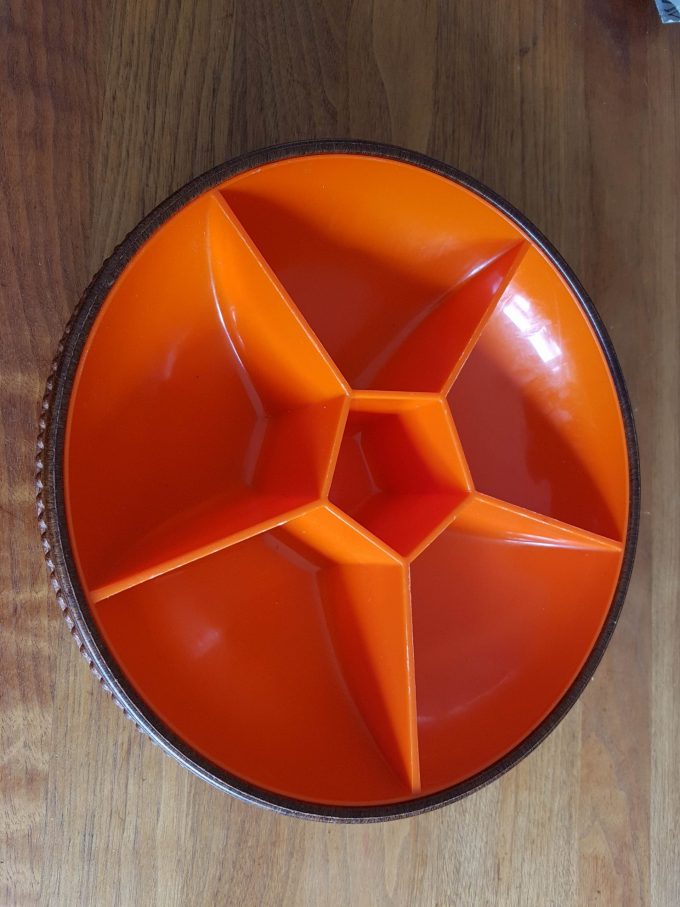 Emsa W. Germany. Vintage plastic snack bowl, kom. Fel oranje met bruine houtlook. 2