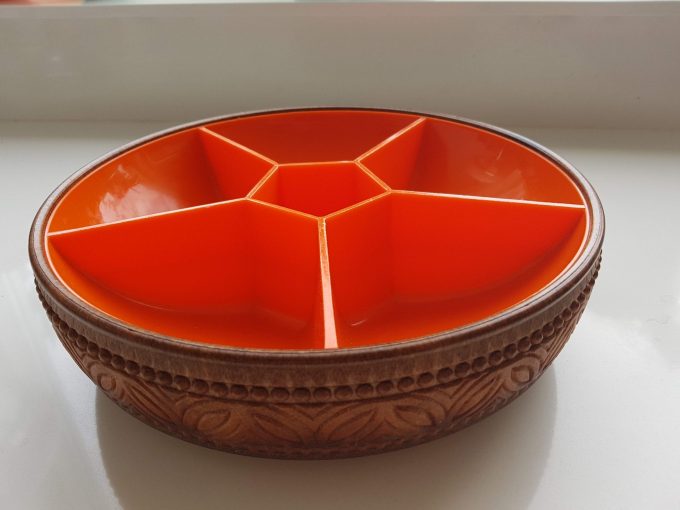 Emsa W. Germany. Vintage plastic snack bowl, kom. Fel oranje met bruine houtlook. 1