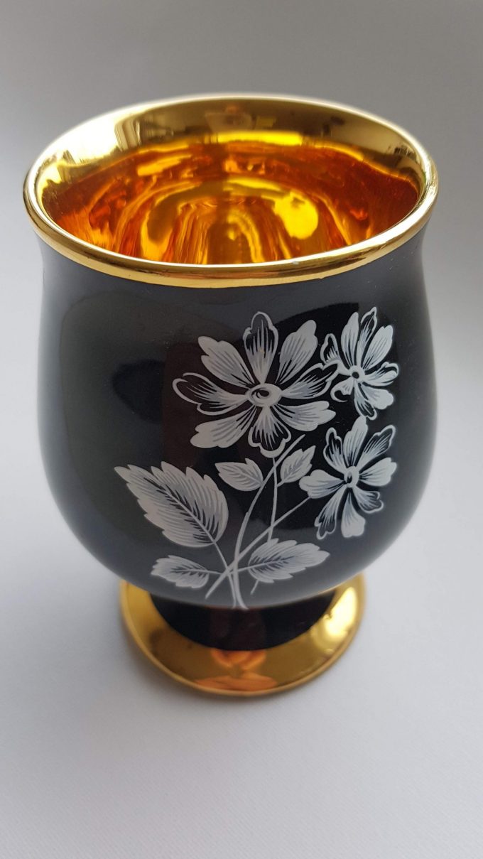 Prinknash Pottery England. Goblet zwart met wit bloemenmotief, gouden binnenkant. 1
