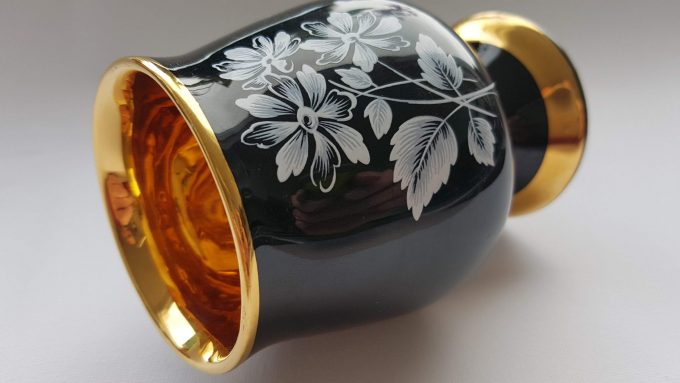 Prinknash Pottery England. Goblet zwart met wit bloemenmotief, gouden binnenkant. 2