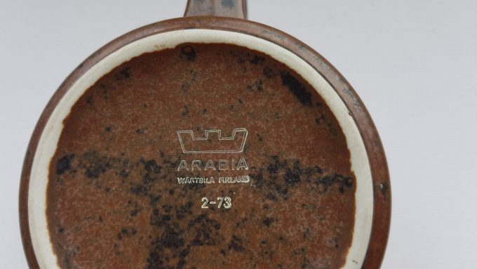 Arabia Wartsila. Made in Finland. Model Ruska. Melkkannetje bruin nr. 2-73 en koffiemok 12-71. Set van 2 2