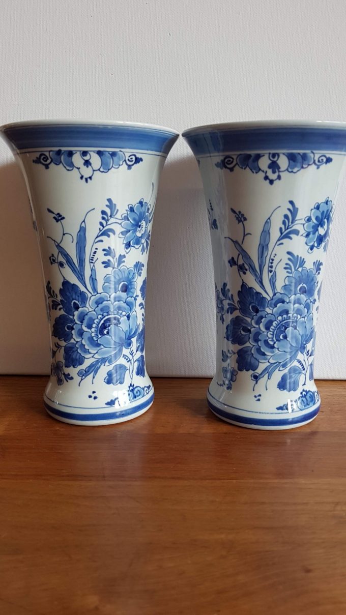 Delft's Blauw. Vazen met bloemmotief. Nr. 941 . Per set van 2 1