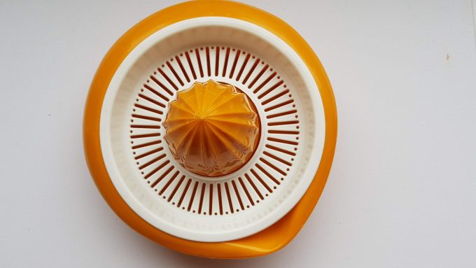 Vitri. Made in West-Germany. Vintage Sinaasappelpers wit oranje. 1
