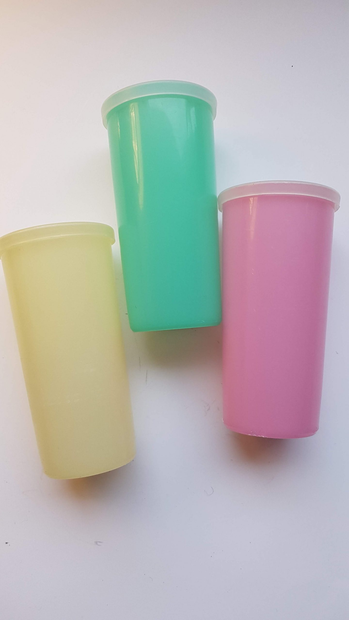 Tupperware. Beker met deksel. 3 kleuren. H 11 cm. Per set van 3 🌺 Vintage Webshop SennaBenna
