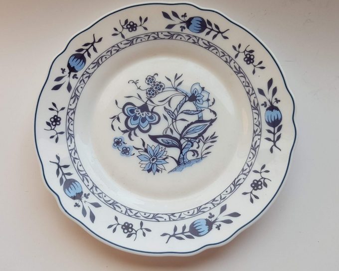 Arcopal France. Set van 3 borden. Floraalmotief wit en blauw. 1
