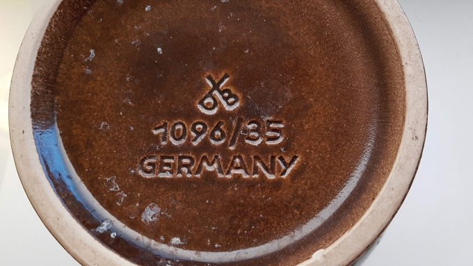 Dümler Breiden 1096/35. Germany. Vintage vaas bruin en creme glazuur met handvat. 4
