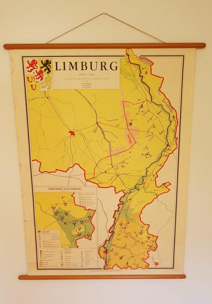 G.B. Van Goor Zonen's Uitgeversmaatschappij N.V. Wandkaart, Schoolkaart Limburg. Met uitsnede Mijngebied Zuid-Limburg. Formaat 85 x 120 cm. Met stokken en ophangkoord. 1