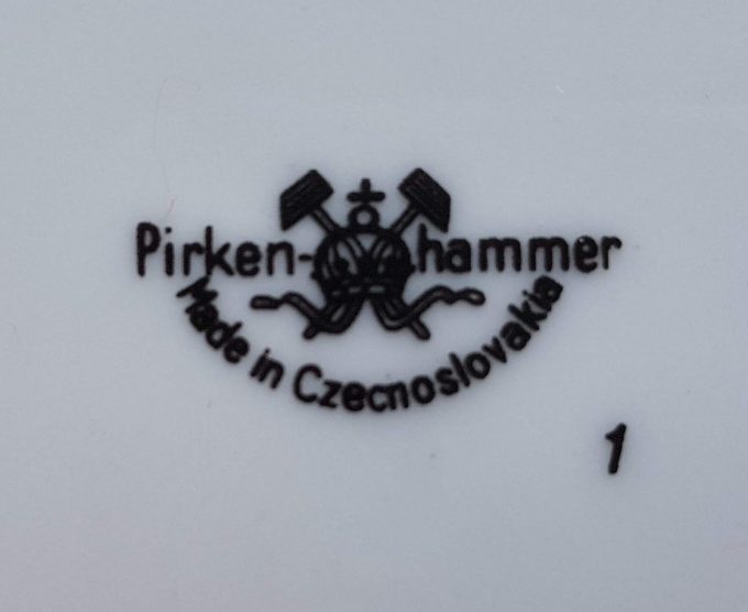 Pirkenhammer. Made in Czechoslowakia. Gebaksbordjes met Bloem en Vlindermotief. 8 hoekig. Per set van 6. 3