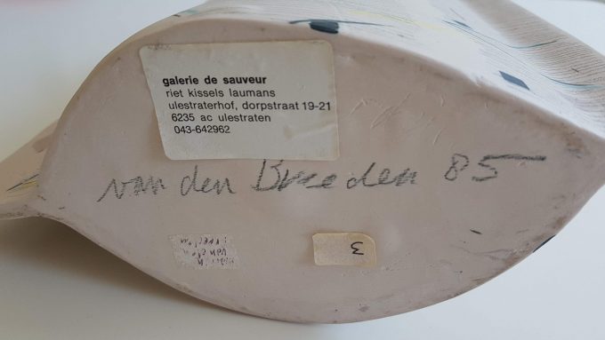 Van de Breeden vaas 1985. Vaas. Handbeschilderde Keramiek. Aparte asymmetrische vormgeving. 5