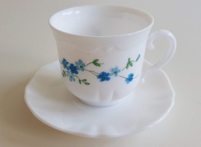 Arcoroc France. Koffie kop en schotel. Wit geperst glas met blauw bloemmotief. Per stuk. 1