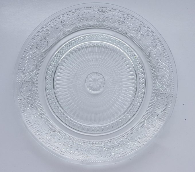 Gebaksbordjes. Transparant glas met uitbundig cirkel bloemmotief. (Arcopal)? Diameter 20 cm. Per set van 3 1