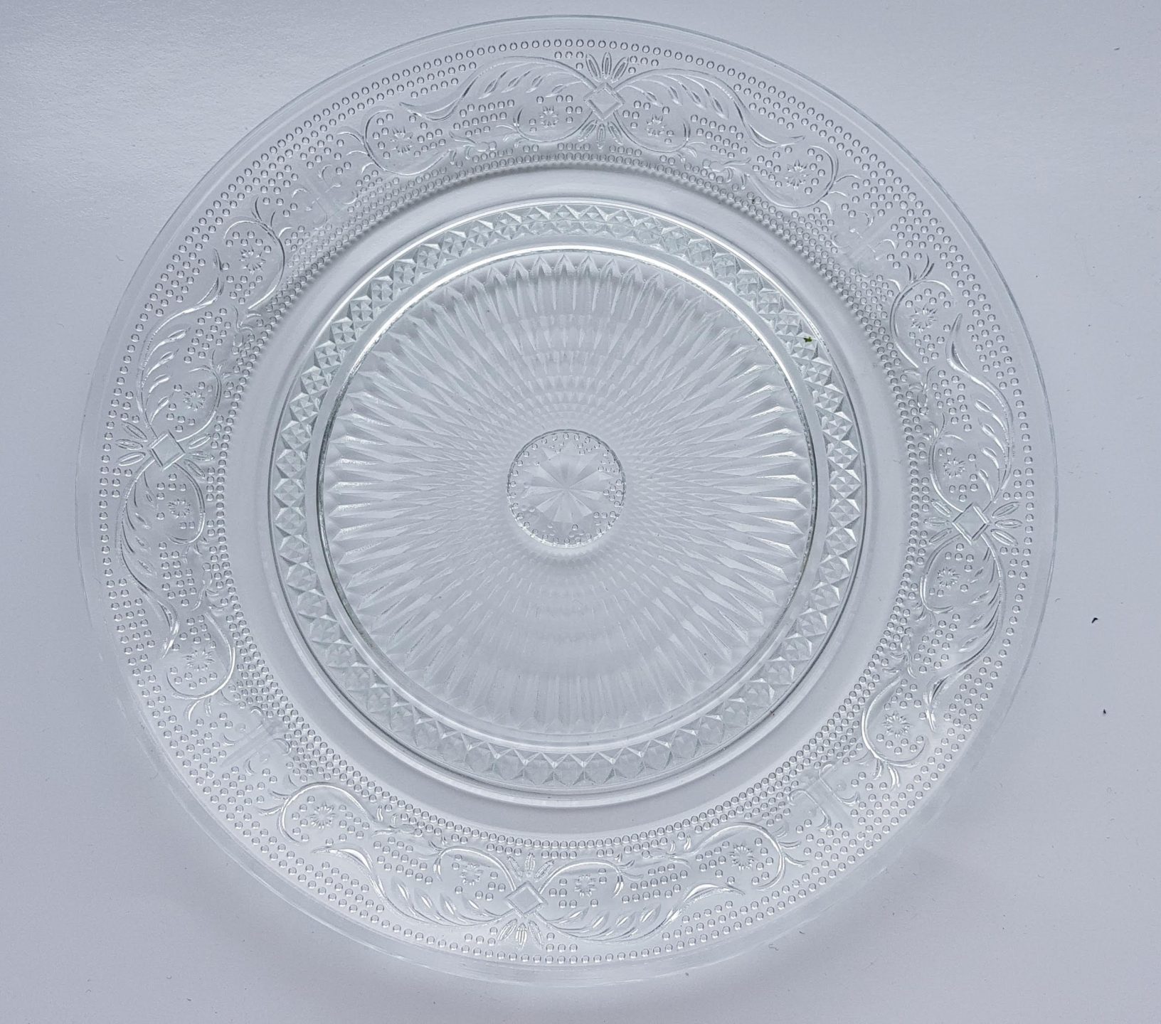 groot Verouderd Afgekeurd Gebaksbordjes. Transparant glas met uitbundig cirkel bloemmotief.  (Arcopal)? Diameter 18 cm. Per set van 4 🌺 Vintage Webshop SennaBenna