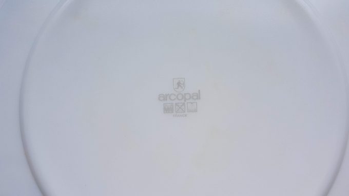 Arcopal France. Onderbord wit met gekleurd bloemmotief. Geperst glas. Diameter 31.5 cm. Per stuk. 2