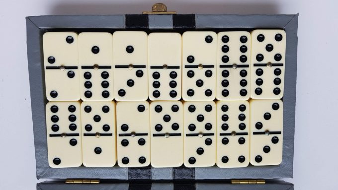Domino Bordspel. In vintage opbergkoffertje. Spel voor 2 spelers (om overal mee naar toe te nemen!! 2