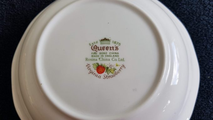 Rosina China Co.Ltd. Queens Virginia Srawberry Oftewel aardbeienschaaltje...Wit met aardbeienmotief. 3