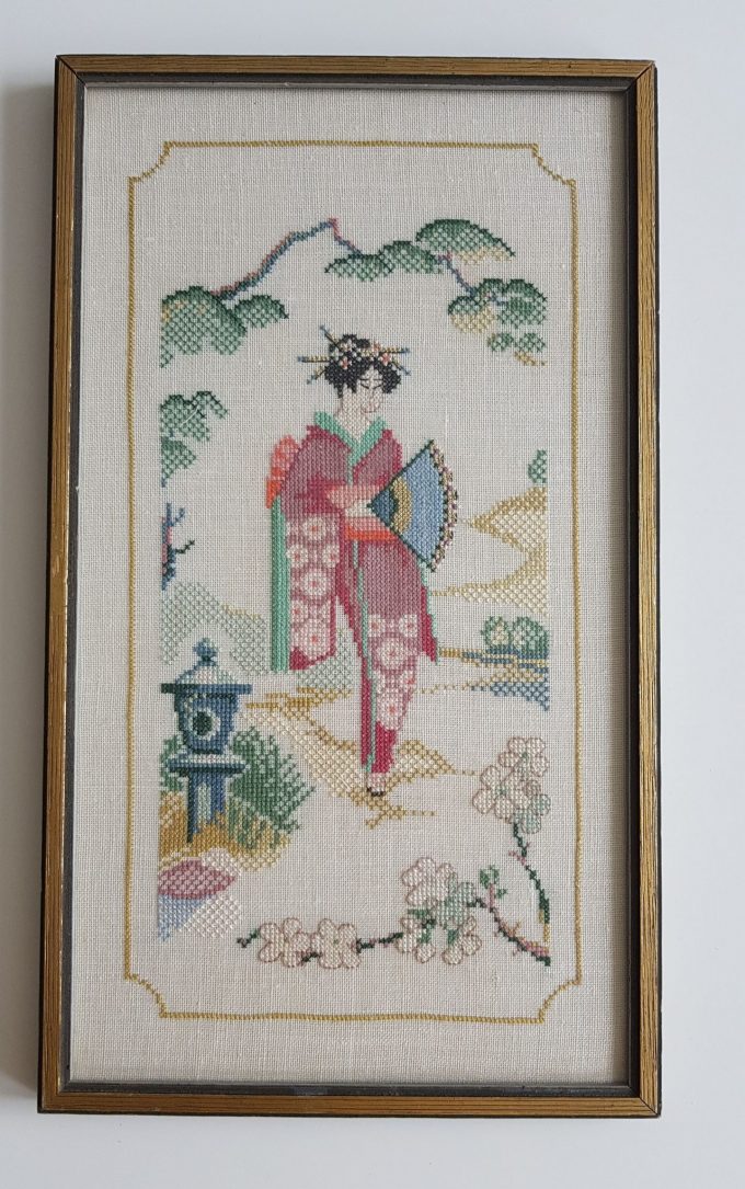 Dame in Kimono Japans tafereel. Afbeelding " Dame in kimono met met waaier in landschap". Techniek kruissteek. 1