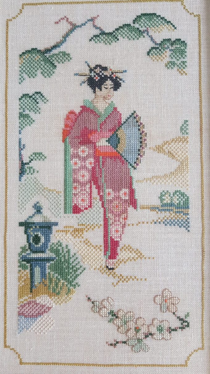 Dame in Kimono Japans tafereel. Afbeelding " Dame in kimono met met waaier in landschap". Techniek kruissteek. 2