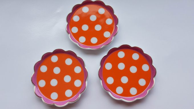 Oilily made for Douwe Egberts. Thee tip rond met polka dot. Oranje en Paarse Golfrand. 1