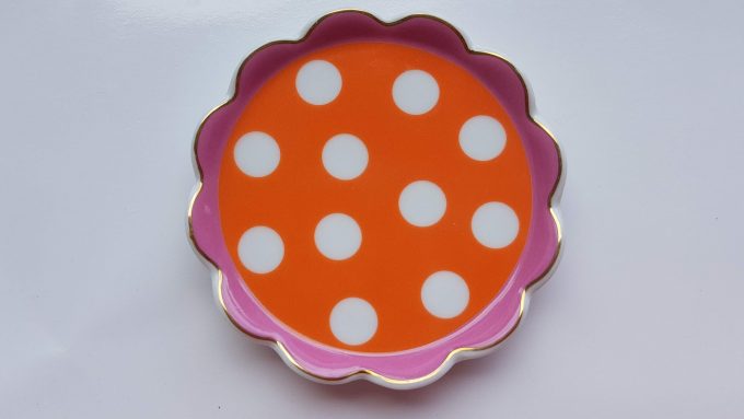Oilily made for Douwe Egberts. Thee tip rond met polka dot. Oranje en Paarse Golfrand. 2