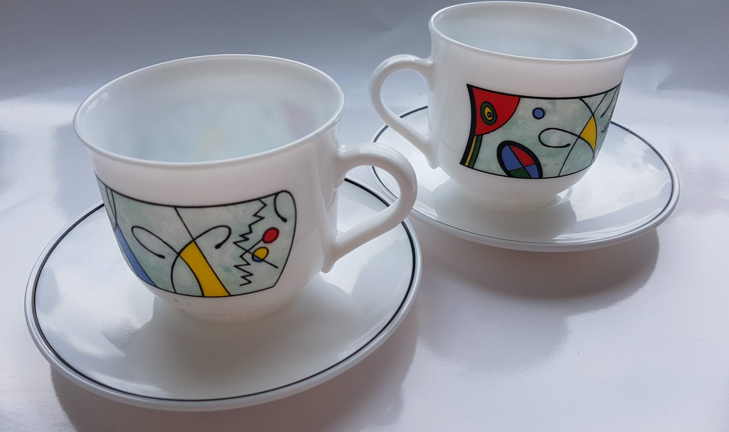 Persona Isaac skelet Arcopal France. Koffie kop en schotel. Wit geperst glas met modern design.  Per set. • Vintage Webshop SennaBenna
