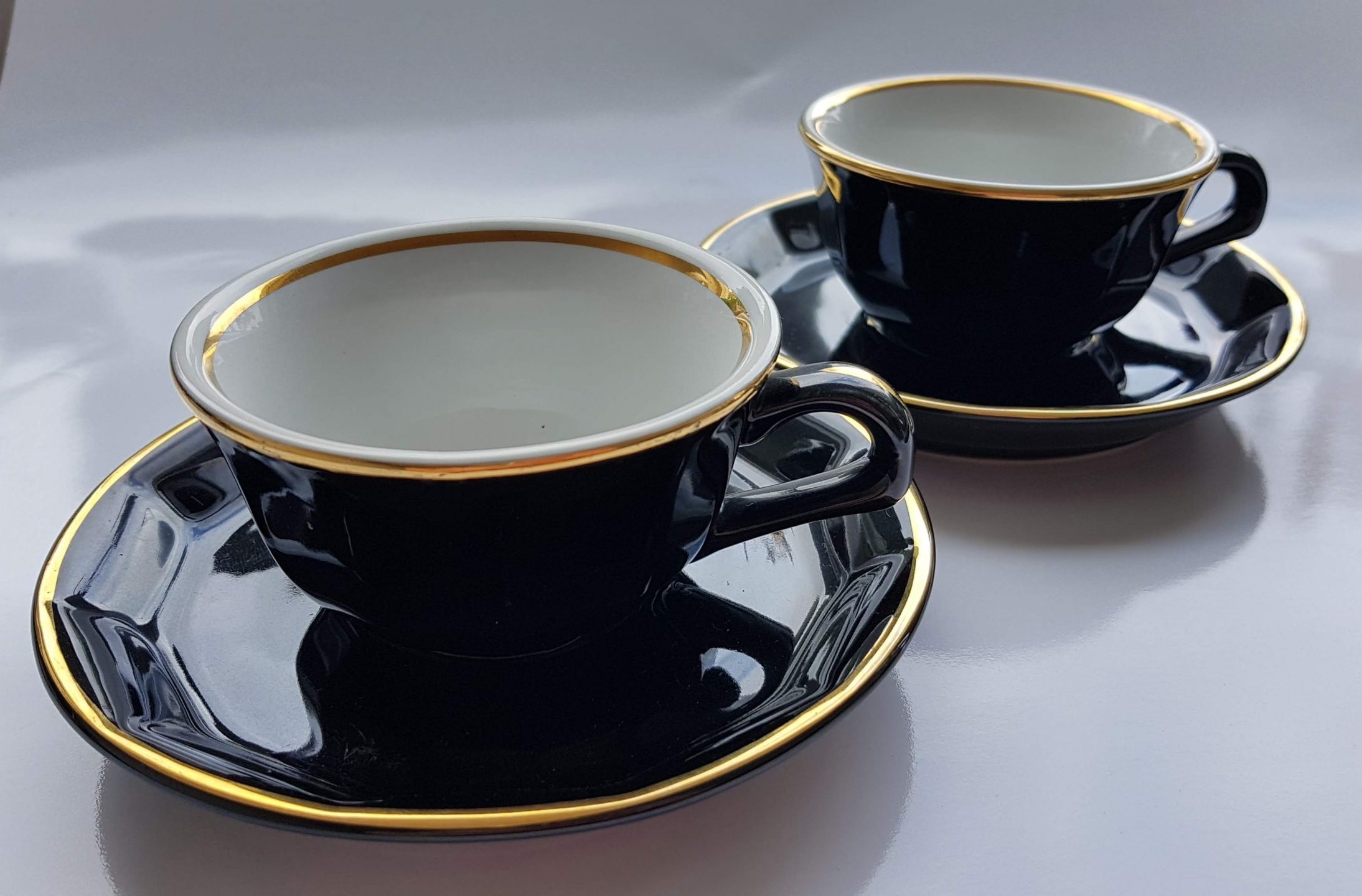 Merkloos. Koffie kop en schotel. Zwart wit gouden rand. Per set • Vintage Webshop SennaBenna