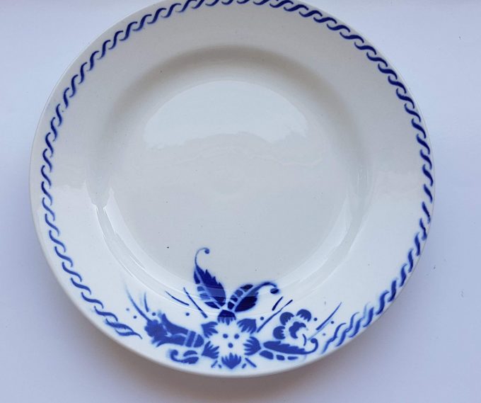 Boch. Made in Belgium. Ontbijtbordjes wit met koningsblauwe rand en floraal motief. Per set van 6. 1