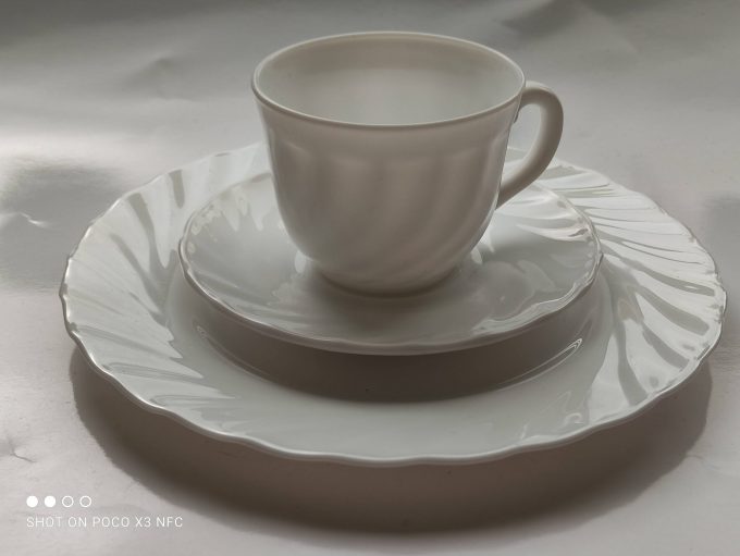 Arcopal France. Koffie kop en schotel met gebaks en/of ontbijt bordje. Wit geperst glas met golfrand. Per stuk 1