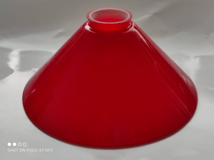 Lampenkapje van Roodkleurig glas. 1