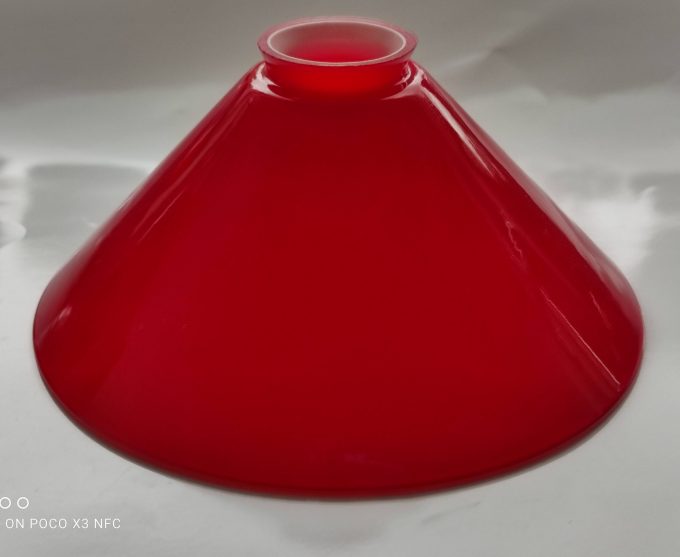Lampenkapje van Roodkleurig glas. 2