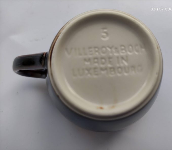 Villeroy & Boch. Made in Luxembourg. Espresso kop en schotel bruin wit. Per set van 3. 3