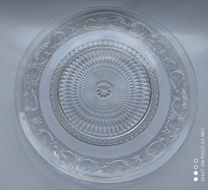 Gebaksbord. Transparant glas met uitbundig cirkel bloemmotief. (Arcopal)? Diameter 25 cm. 1