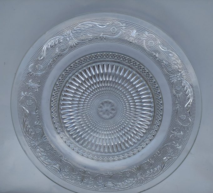 Gebaksbord. Transparant glas met uitbundig cirkel bloemmotief. (Arcopal)? Diameter 33cm. 1