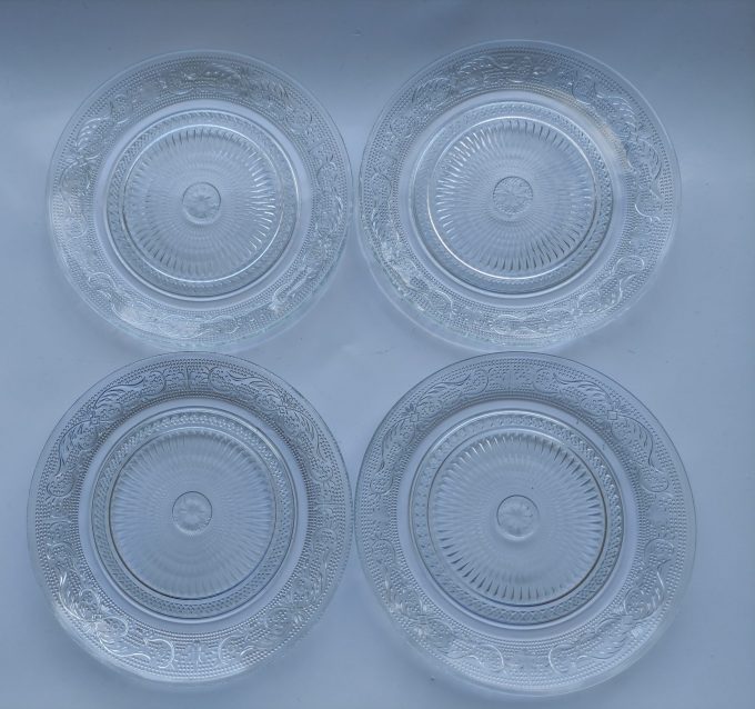 Gebaksbordjes. Transparant glas met uitbundig cirkel bloemmotief. (Arcopal)? Diameter 18 cm. Per set van 4 2