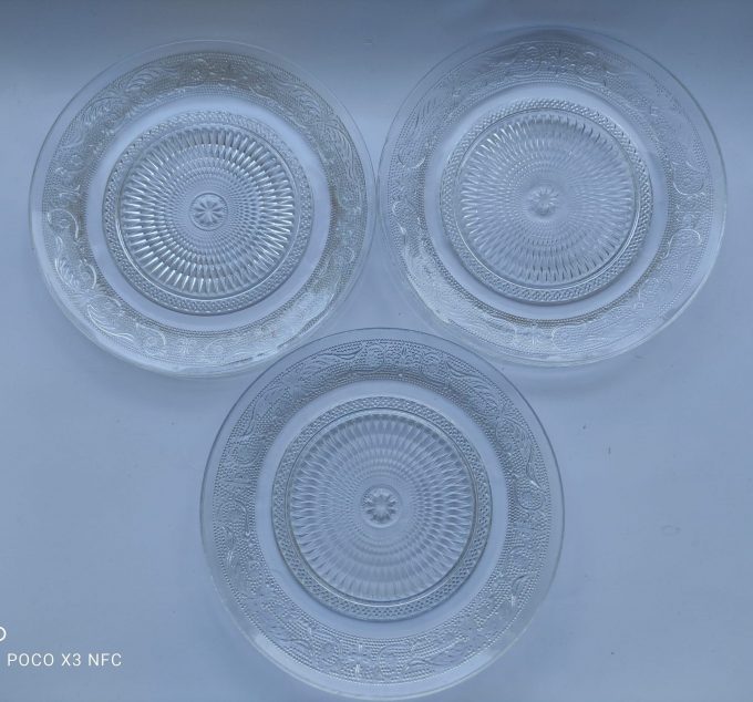 Gebaksbordjes. Transparant glas met uitbundig cirkel bloemmotief. (Arcopal)? Diameter 20 cm. Per set van 3 2