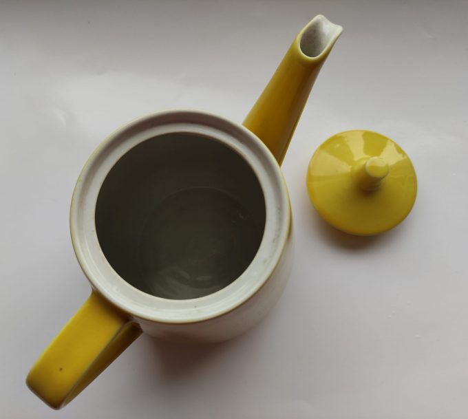 Villeroy & Boch. Made in Luxembourg. Koffiepot geel met deksel. 2