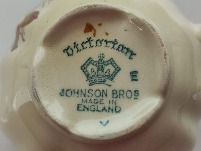 Johnson Bro's. Made in England. Dictorian Melkkannetje met bloemmotief. 3