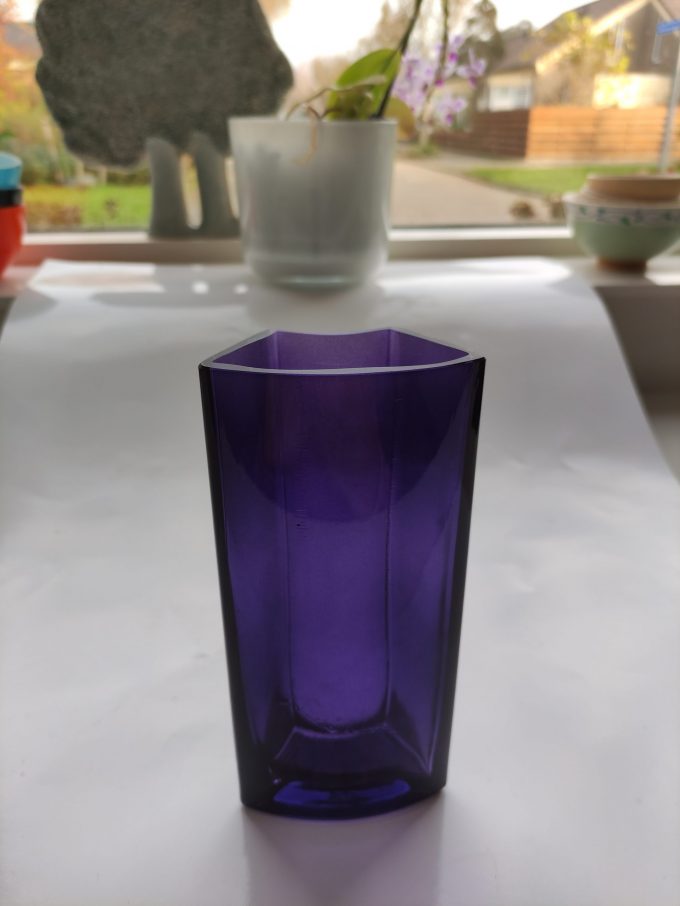 Sectional Glass Vase. Design Per Ivar Ledang. 1 deel van de mooie vaas. Kleur. Paars. 1