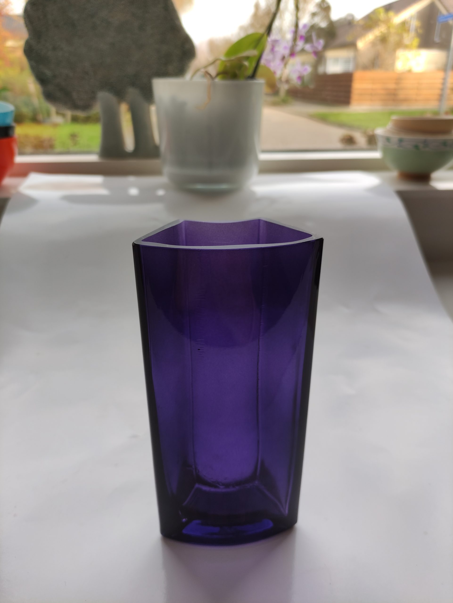 Melodieus schaduw heuvel Sectional Glass Vase. Design Per Ivar Ledang. 1 deel van de mooie vaas.  Kleur. Paars. 🌺 Vintage Webshop SennaBenna