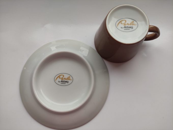 Arzberg . Made in Germany. Perla Koffie kop en schotel Bruin/ Wit. 14 x 8 x 6 cm .Per stuk 2