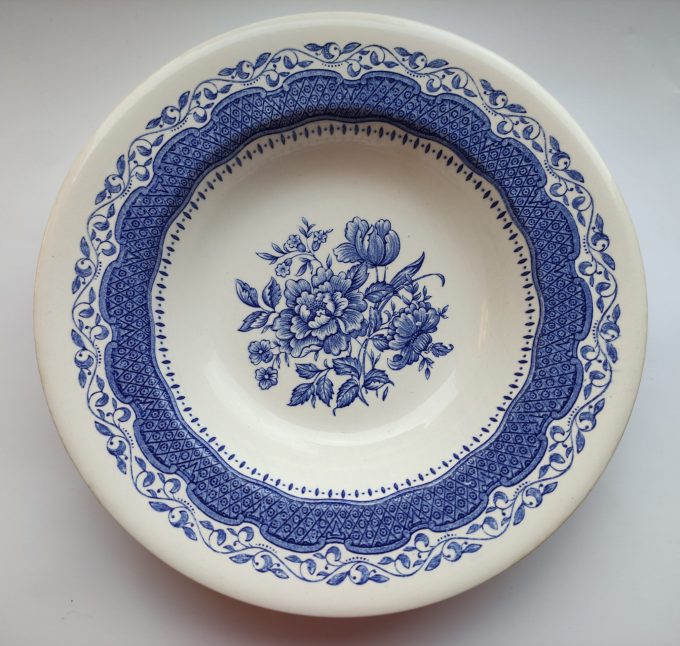 English Ironstone England. Diepe borden met bloemmotief blauw wit. 22.5 cm. . Set van 2. 1