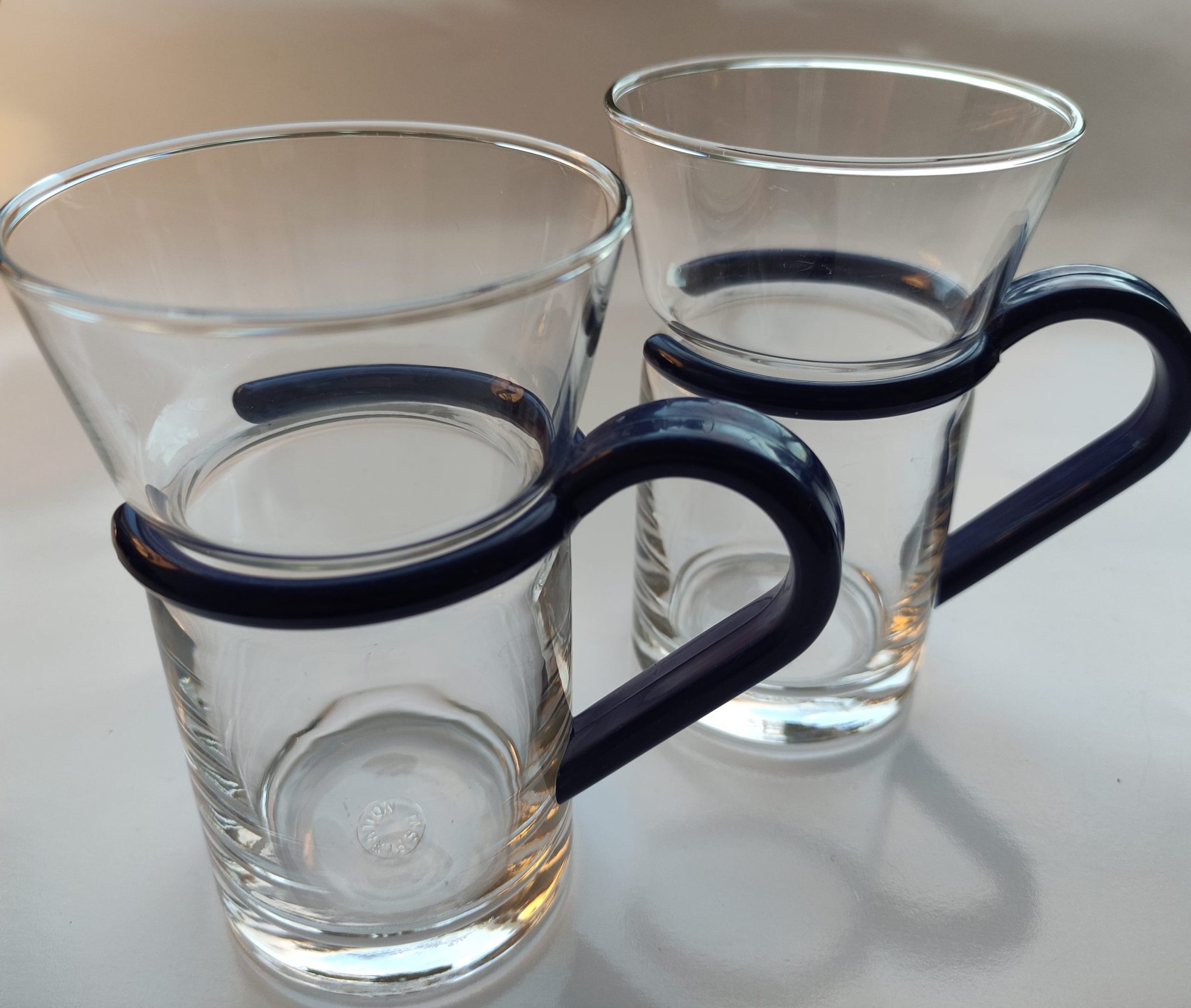 pakket vod Dodelijk Inspiration. Thee glas met plastic houder/handvat. Kleur Blauw. Per set van  2 🌺 Vintage Webshop SennaBenna