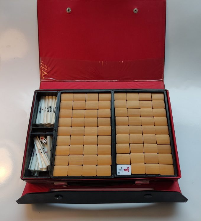 Mahjong spel. In koffer. Met stenen van half bamboe half kunststof. Met staafjes en 4 dobbelsteentjes. + Spelregels. 1