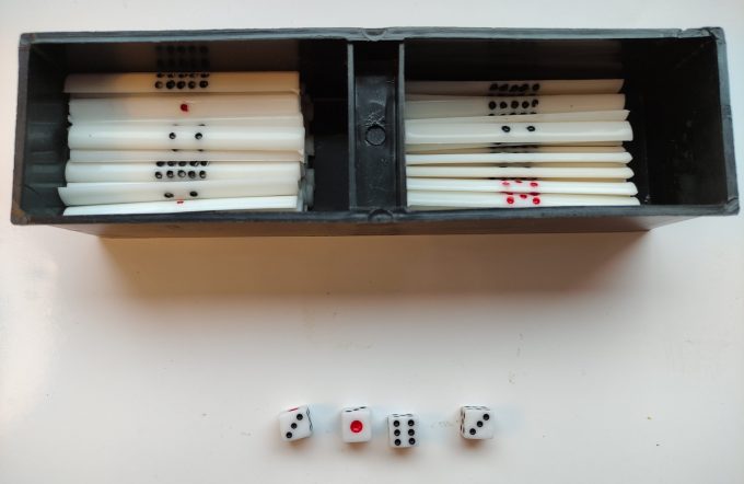 Mahjong spel. In koffer. Met stenen van half bamboe half kunststof. Met staafjes en 4 dobbelsteentjes. + Spelregels. 3