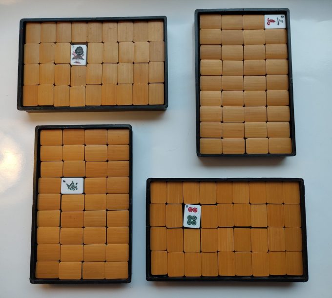 Mahjong spel. In koffer. Met stenen van half bamboe half kunststof. Met staafjes en 4 dobbelsteentjes. + Spelregels. 2