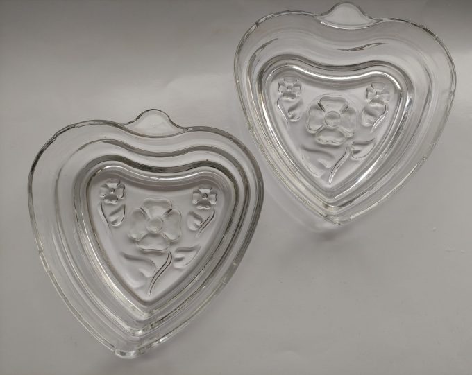 Italy. Puddingvorm geperst glas. Hartvormig met bloemmotief. Per stuk. 3