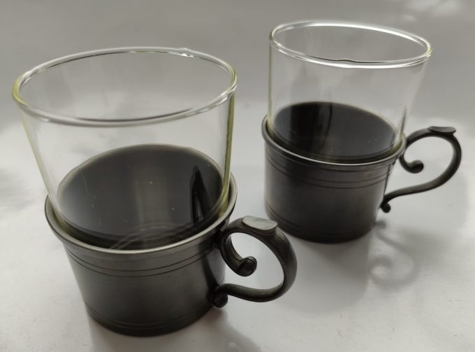 Zwartebol van der Leeden, Tiel. Koffie glas in houder. Tin en Glas. Per stuk. 1