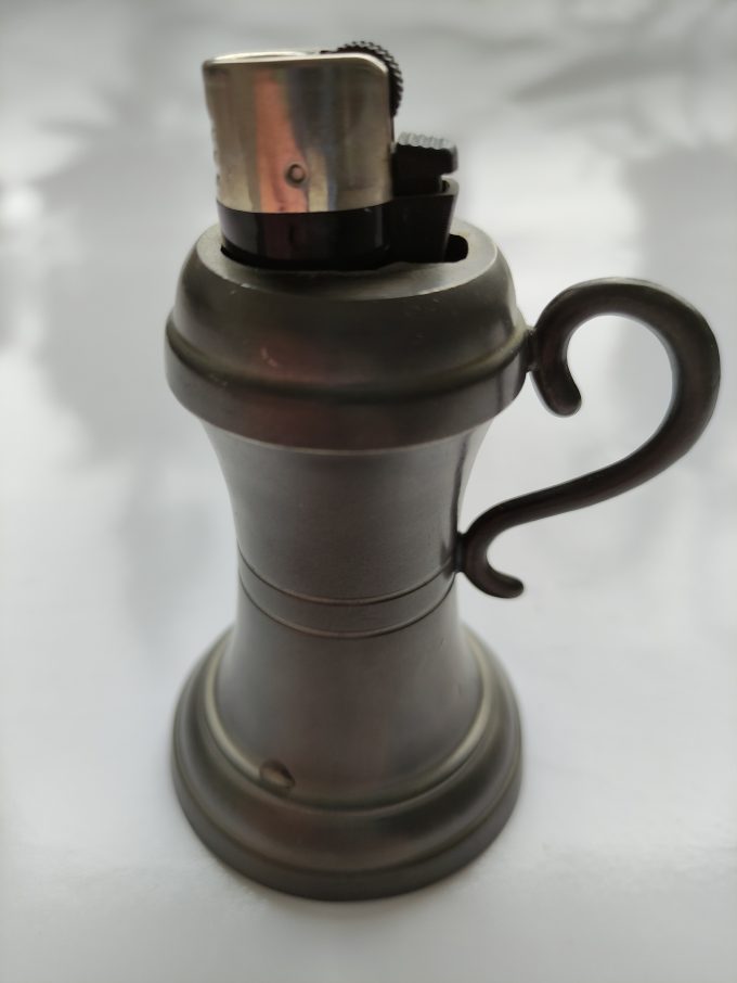 Zwartebol van der Leeden, Tiel. Sigarettenaanstekerhouder met originele Poppell aansteker. Tin 1